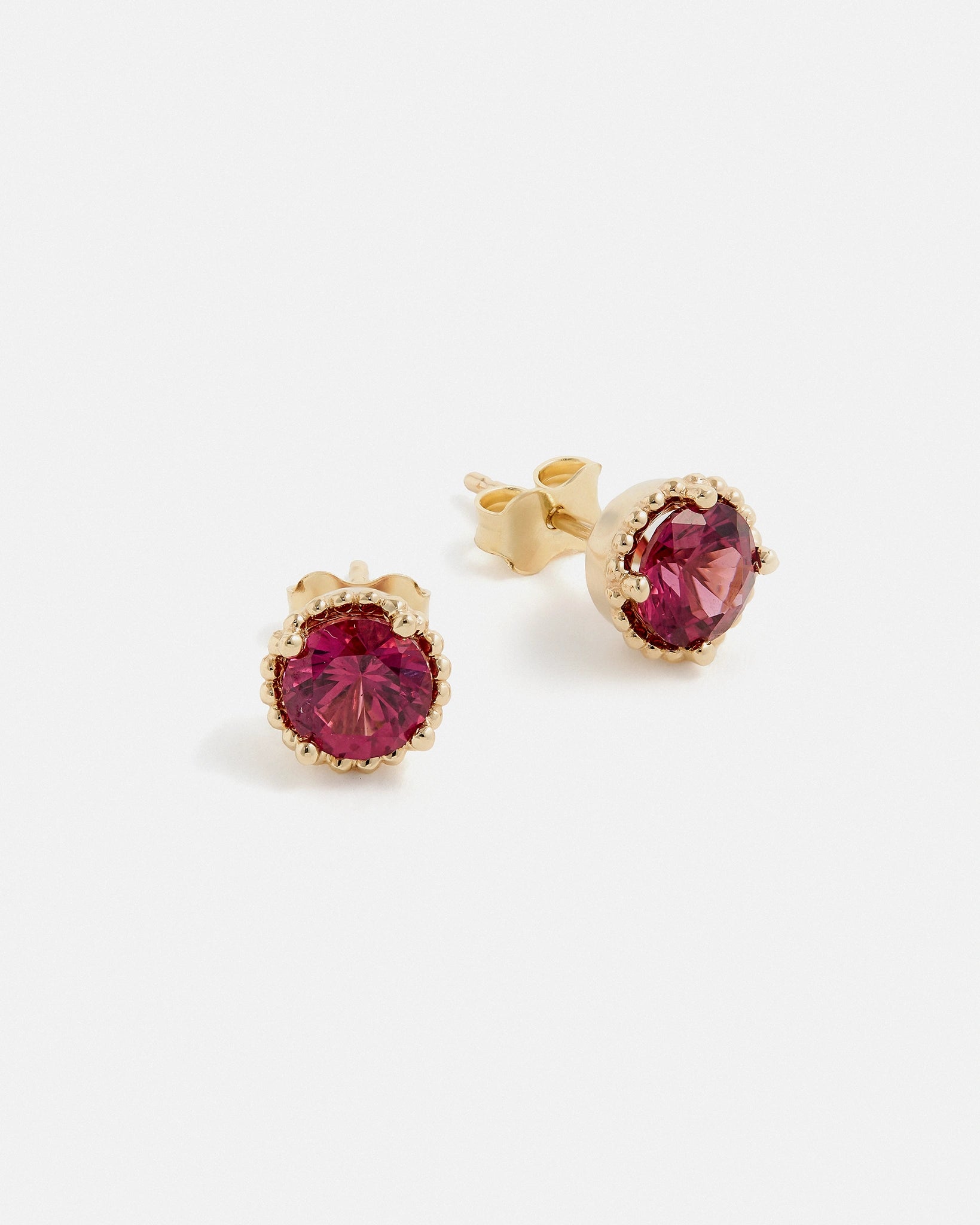 Clous d'Oreilles Galatée en Or Jaune 14K avec Grenat Moyo framboise de Tanzanie