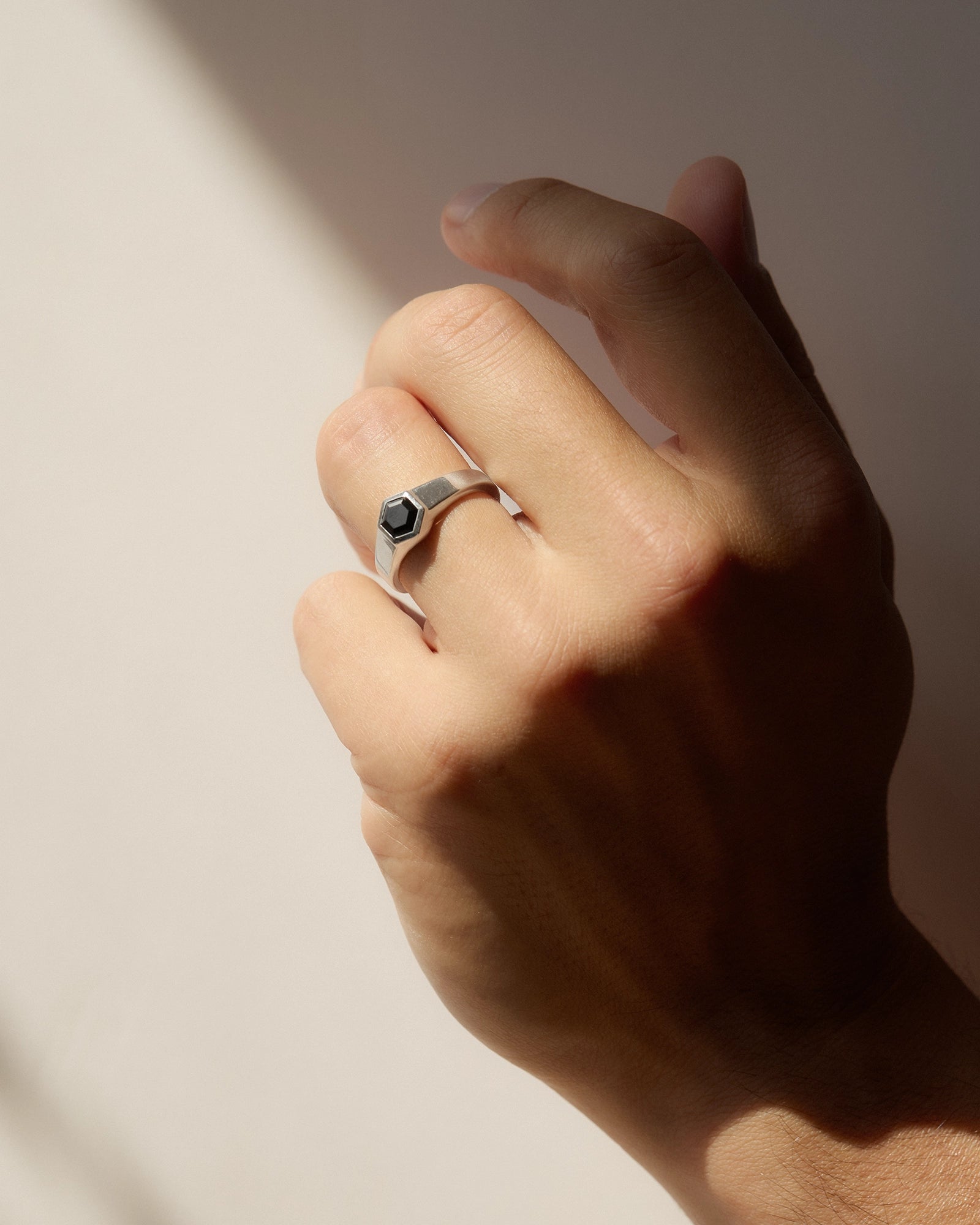 Bague Signet Hexagonal en Argent avec Spinelle Noire