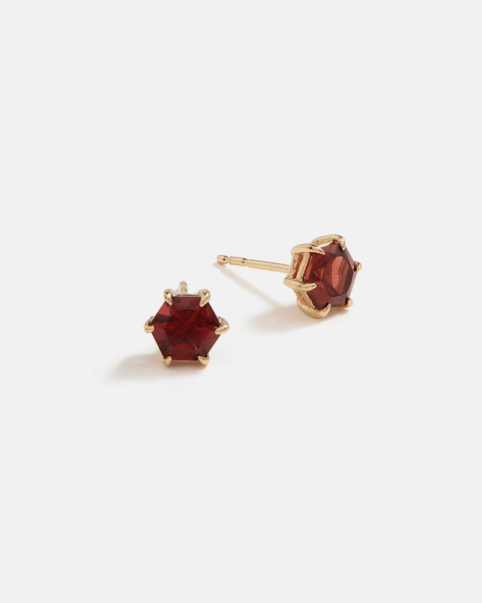 Clous d'Oreille Hexagonaux en Or Jaune 14K avec Grenats