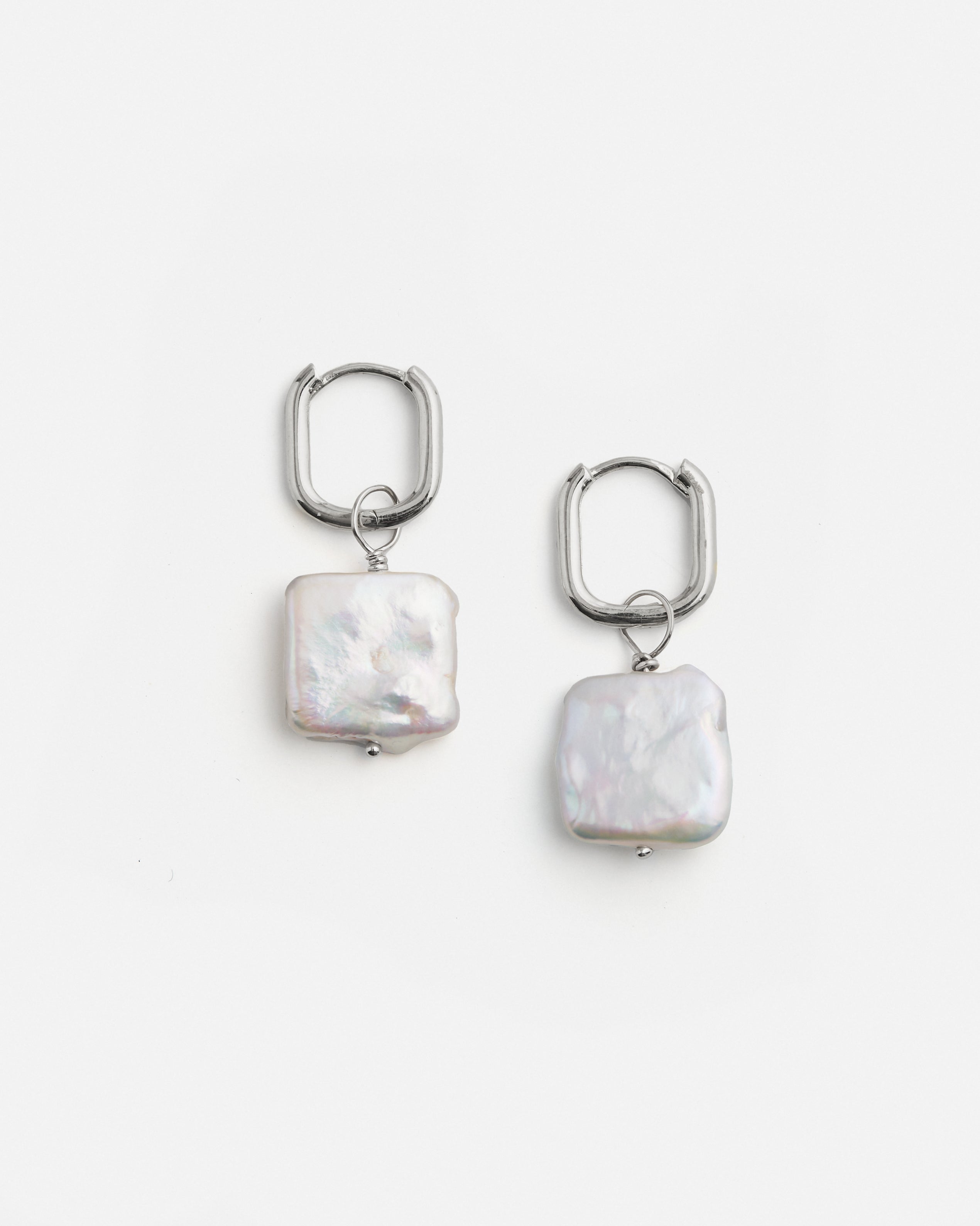 Boucles d'oreilles Tetra suspendues sur anneaux coussins en or jaune