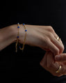 Bracelet Rolo en or jaune et perles de lapis bleues du Chili 