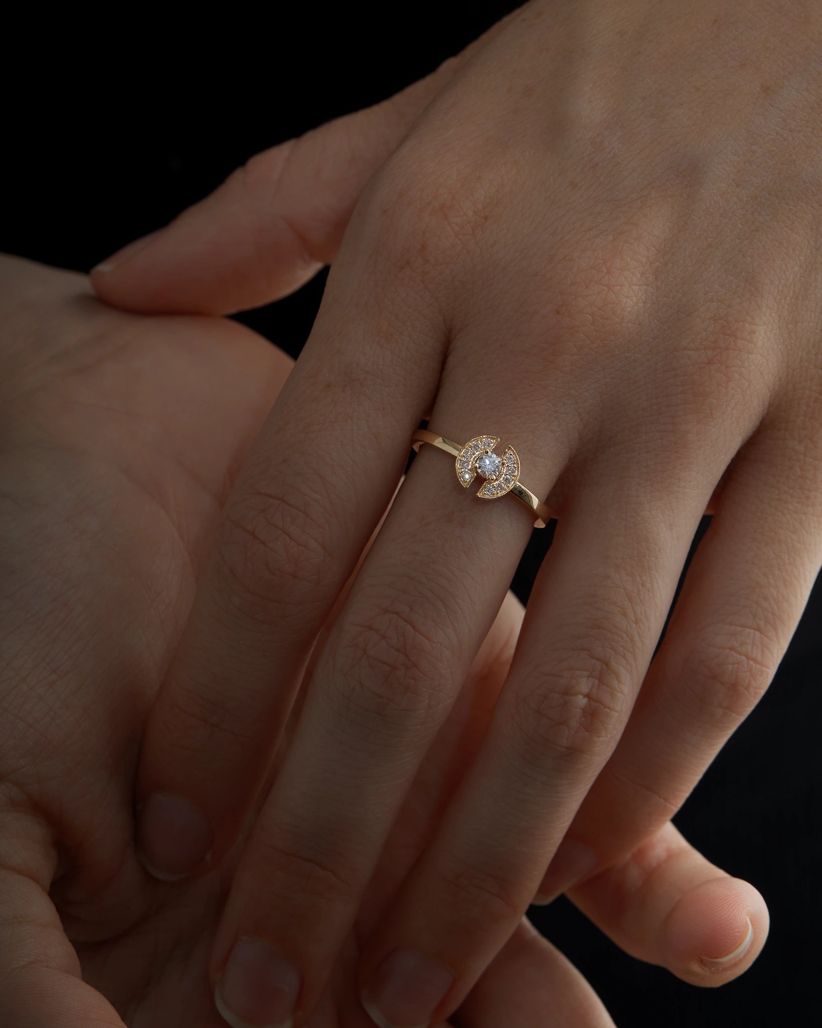 Shop our Stein pavée ring with diamonds