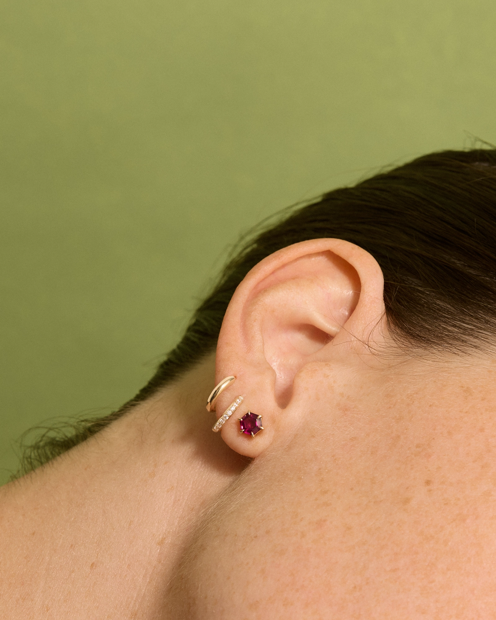 Clous d'Oreille Hexagonaux en Or Jaune 14K avec Grenats Mauves