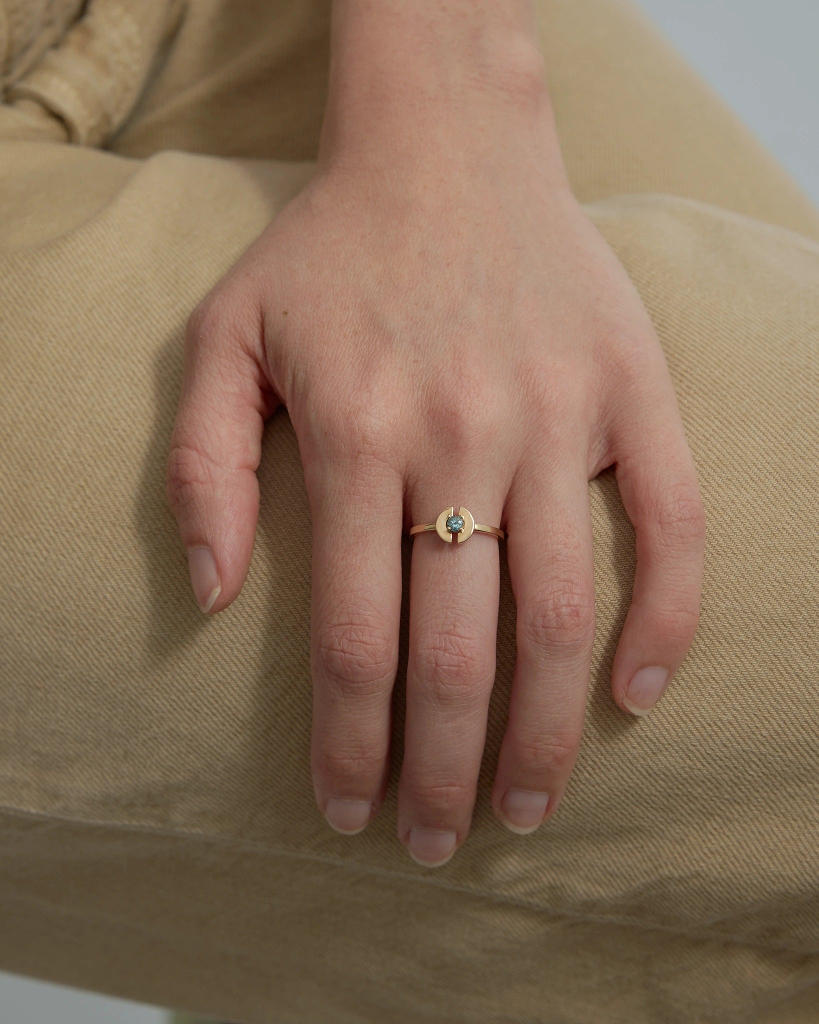 Stein Ring in 14k Yellow Gold with an Aquamarine