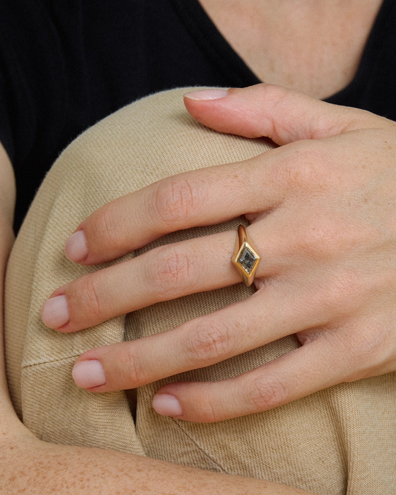 Bague Chevalière en Or Jaune 18K avec Diamant Canadien Salt & Pepper 