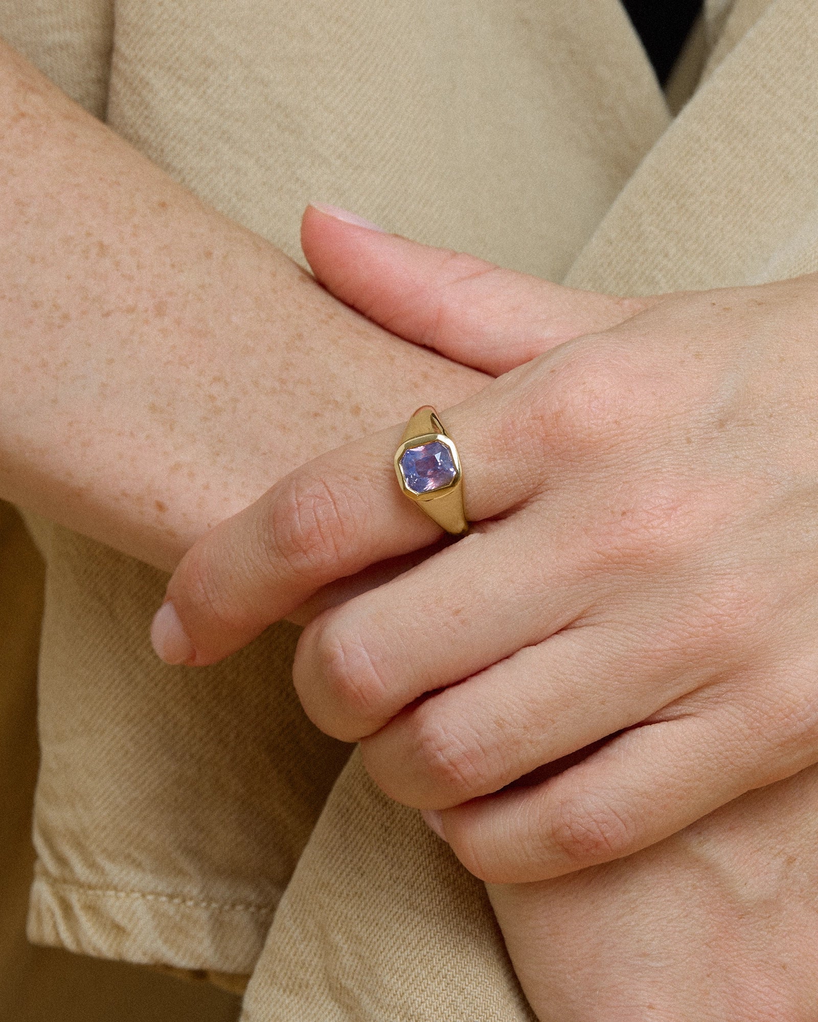 Bague Chevalière en Or Jaune 18K avec Saphir mauve Ceylon
