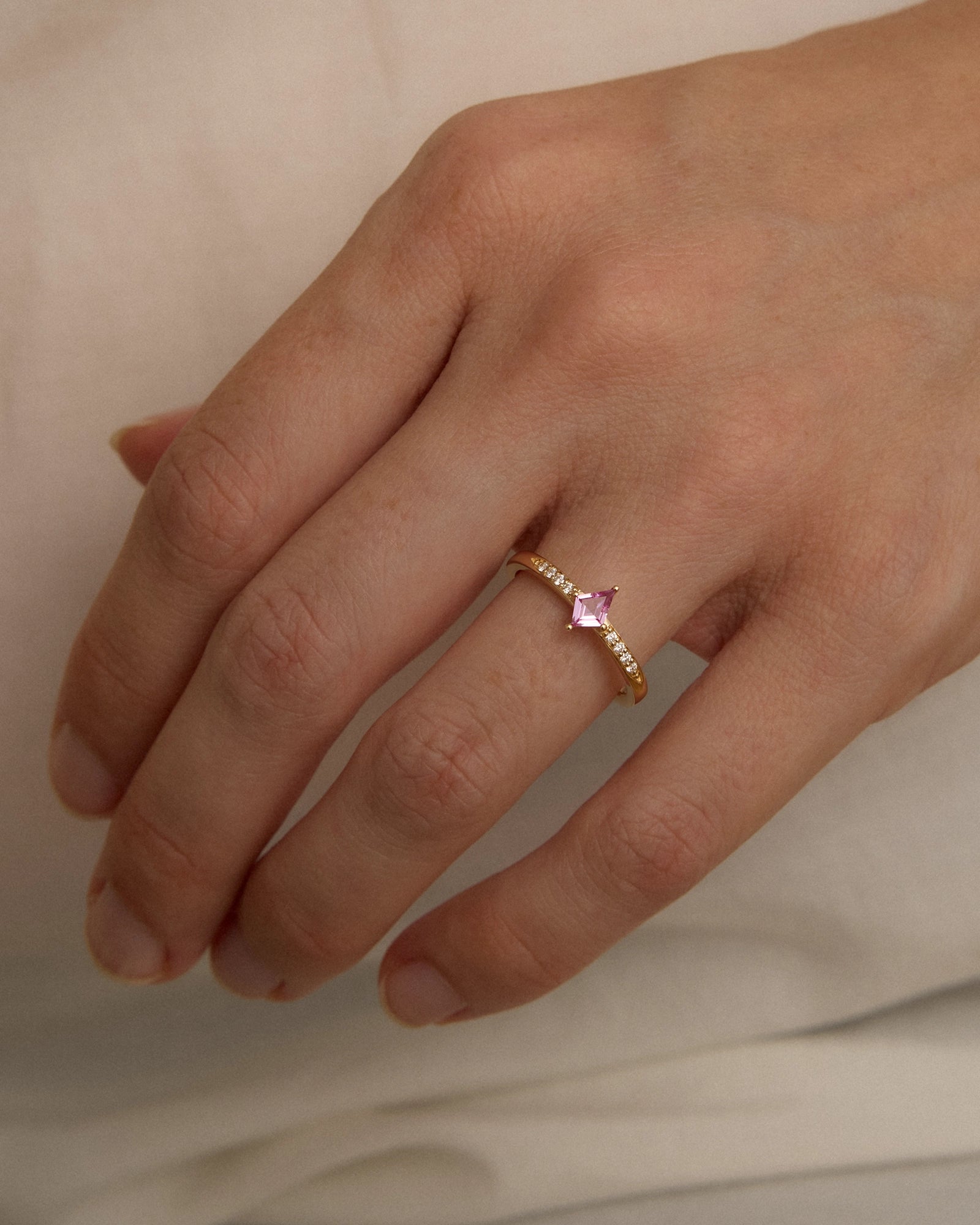 Bague personnalisée - Bague Cerf-Volant Pavée en Or Fairmined avec Saphir du Montana et Diamants de laboratoire