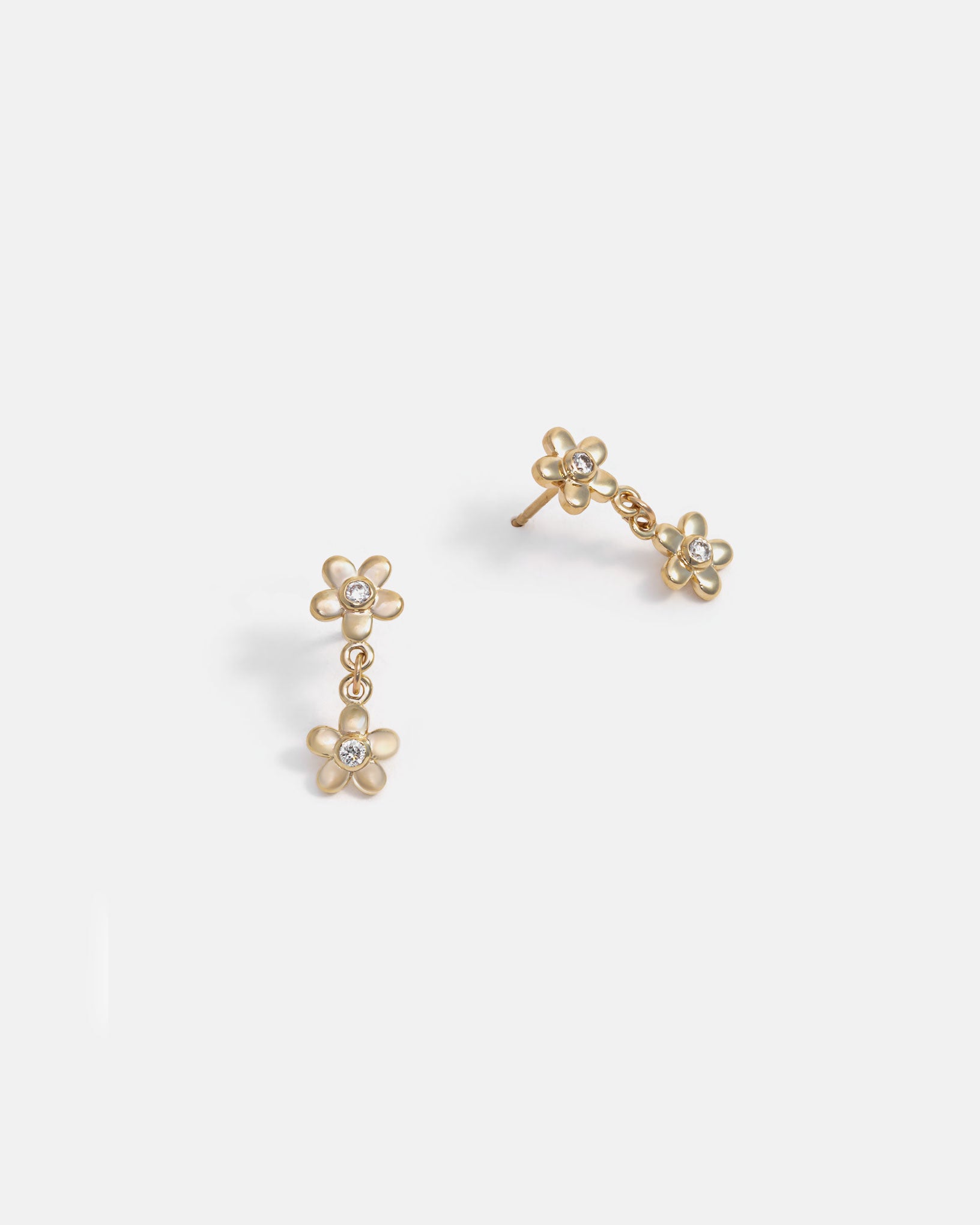Daisy Earrings in Yellow Gold with lab grown Diamonds