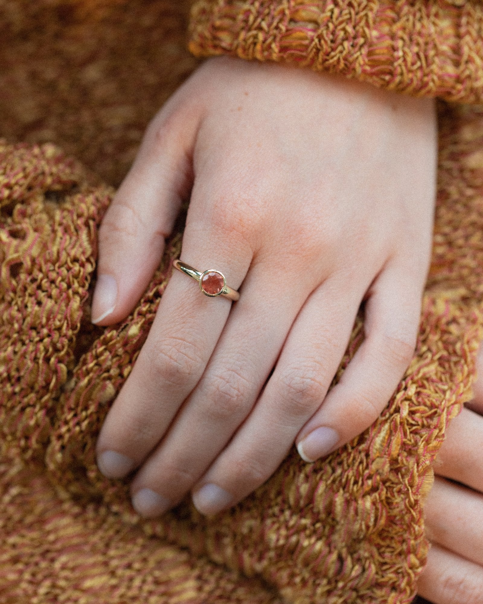 Round Vara Ring in Fairmined Gold with Oregon Sunstone
