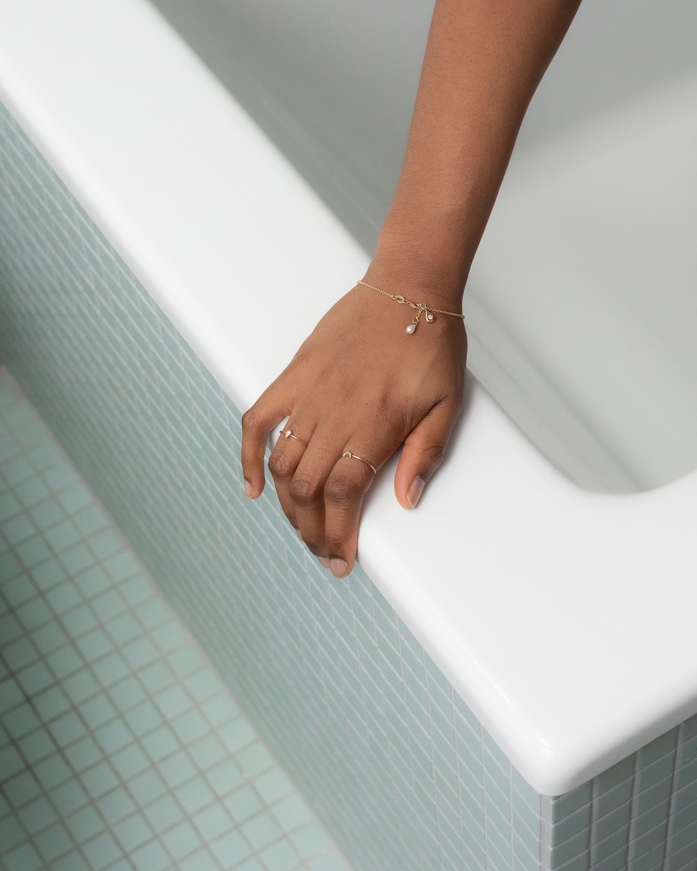 Drop Bracelet in Gold with lab grown Diamond & Pearl