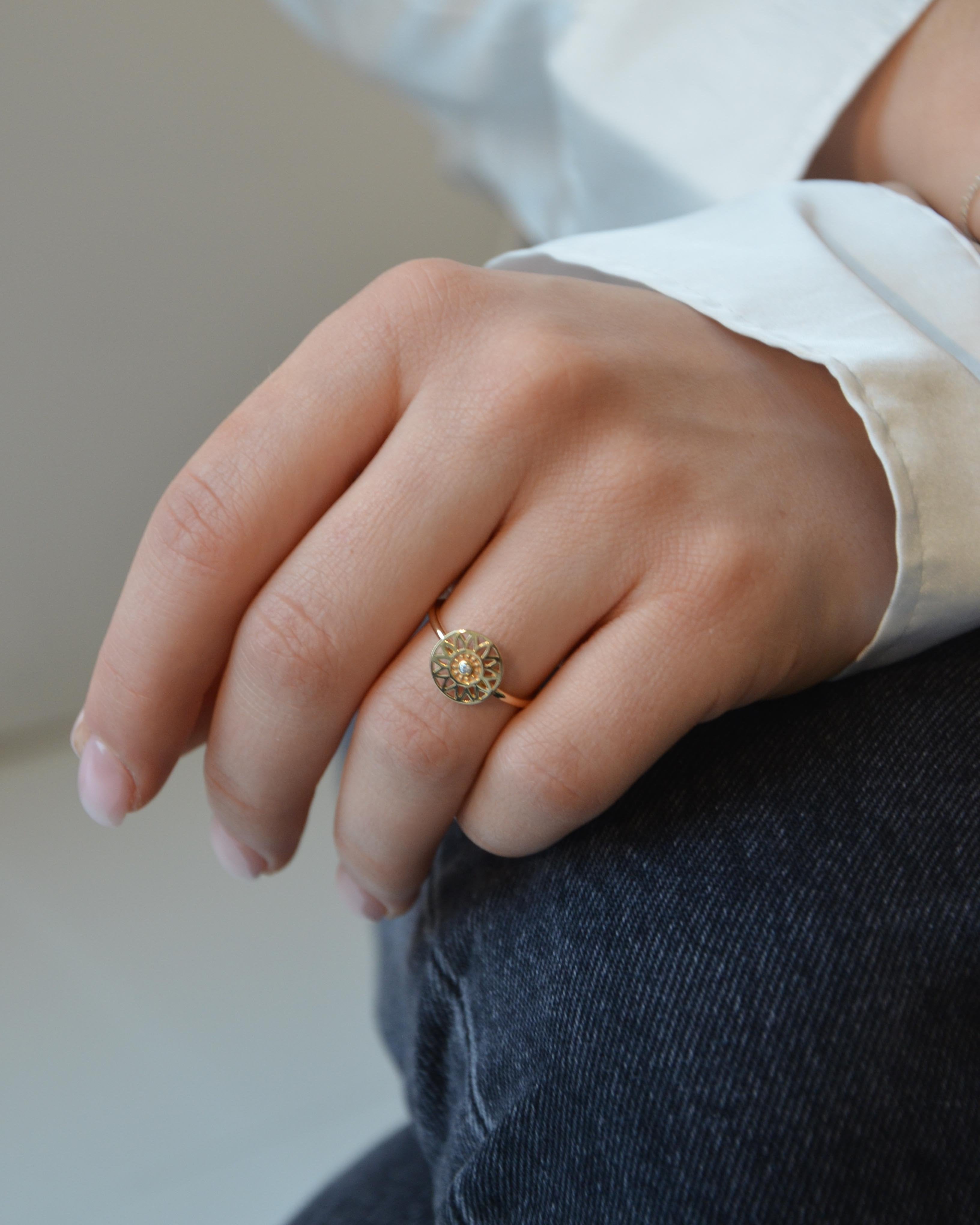 Helios ring in 14K gold with a fine band and a diamond